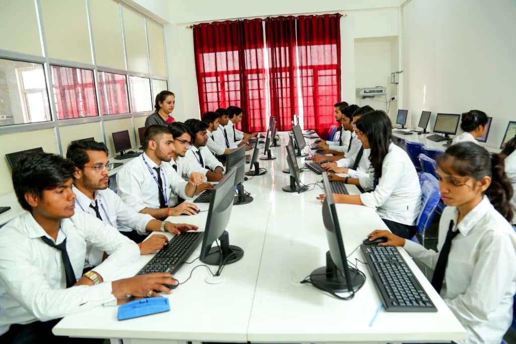 బీటెక్ విద్యార్థినులకు బంపర్ ఆఫర్