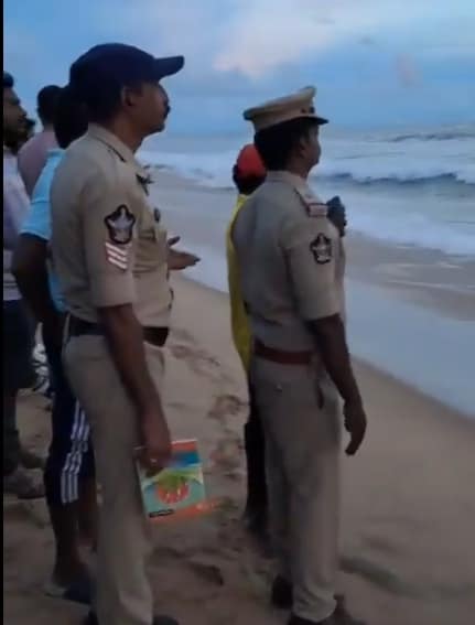 యారాడ బీచ్లో