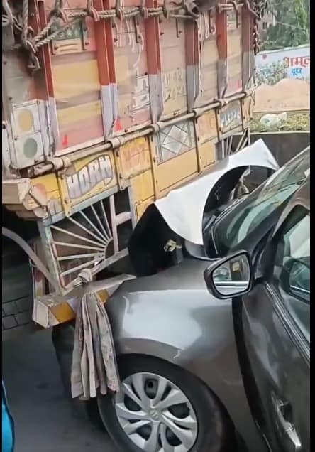 లారీ డ్రైవర్ ఓవర్‌రియాక్షన్.. తృటిలో తప్పిన ప్రమాదం: బెల్ట్, బ్యాగ్‌లు రక్షించాయా?