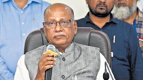 🟧 తెలంగాణ పంచాయతీ ఎన్నికలపై బీసీ కమిషన్ సంచలన డిమాండ్ – రిజర్వేషన్లు పెంచకపోతే బీసీలకు నష్టం!