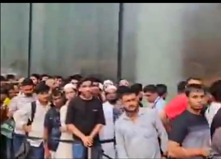 ఐఫోన్ 17 సిరీస్ లాంచ్: ముంబై BKC ఆపిల్ స్టోర్లో భక్తుల క్యూలు, ఉత్సాహం!